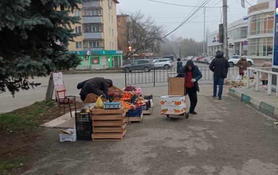 В Курске во время рейда выявили около 20 точек нелегальной уличной торговли В Курске во время рейда выявили около 20 точек нелегальной уличной торговли