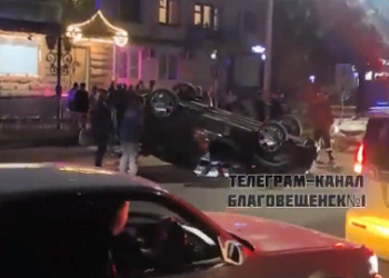 В центре Благовещенска произошло ДТП с переворотом