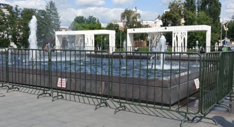 Ограждение всё. Забор вокруг главного фонтана Пензы не простоял и суток