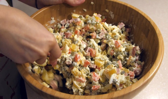 Большинство готовых оливье в петербургских магазинах оказались небезопасными