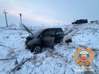 В Башкирии в результате лобового столкновения погибла пассажирка авто