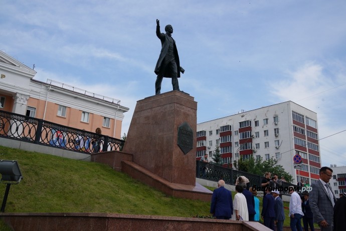 Хабиров почтил память народного поэта Башкирии Шайхзады Бабича
