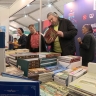 «С книгой можно разговаривать и слушать»: XXI Книжный салон собрал на Дворцовой площади читающих петербуржцев