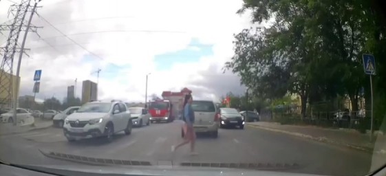 В Астрахани вылетевшая «против шерсти» иномарка чуть не сбила девочку