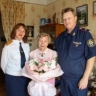 В Красноярске сотрудники СК России поздравили жительницу блокадного Ленинграда с днем рождения