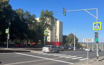 В Курске включили новый светофор на улице Карла Маркса
