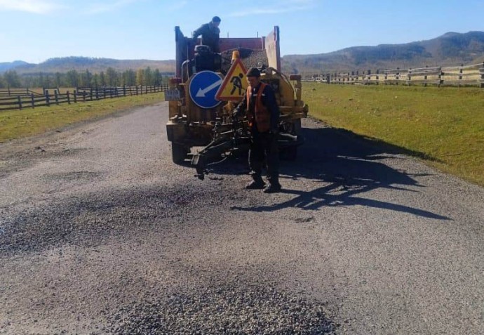 В 12 районах Бурятии заделывали ямы на дорогах