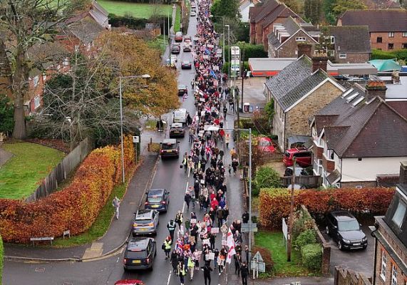 В британском городе прошел массовый митинг против мигрантов мужского пола