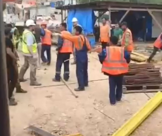 «Не поняли друг друга»: мигранты устроили жесткую драку на стройке в Приморье