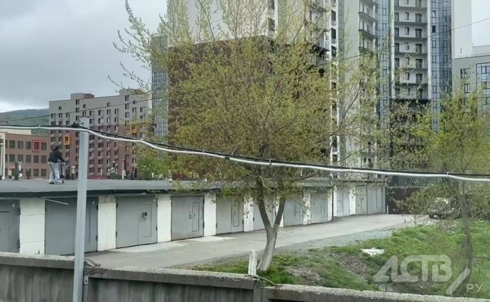 В Южно-Сахалинске подростки на самокатах проложили трассу на крыше гаражей