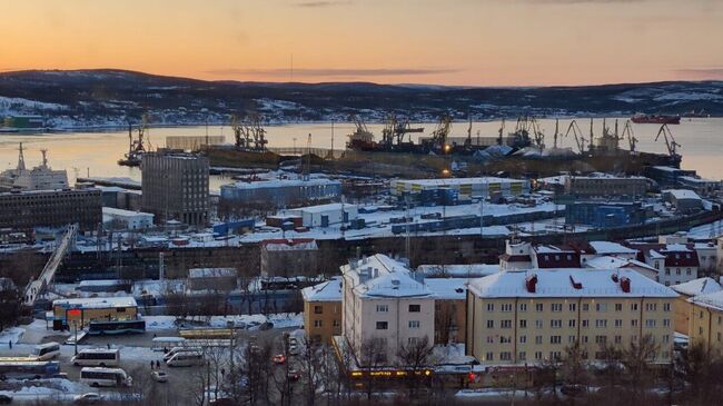 Сильный ветер снес новогодние елки в Мурманской области Сильный ветер снес новогодние елки в Мурманской области