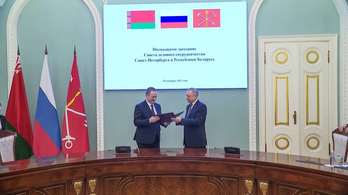 Сотрудничество с Беларусью и поддержка многодетных: какие вопросы решал Александр Беглов на этой неделе