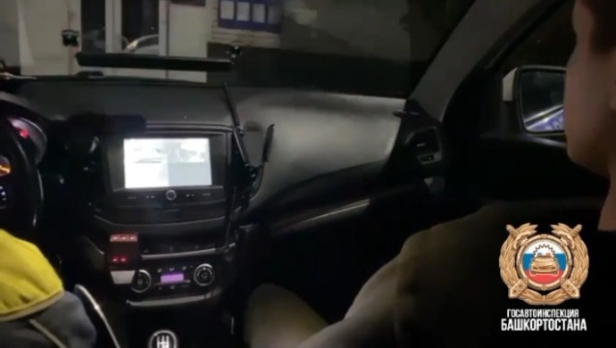 15-летний подросток разъезжал по Уфе на изрисованной машине без госномеров 15-летний подросток разъезжал по Уфе на изрисованной машине без госномеров