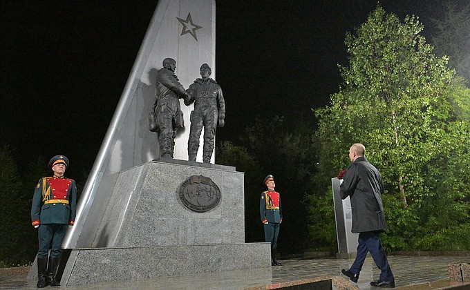 Возложение цветов к мемориалу Героям АлСиба