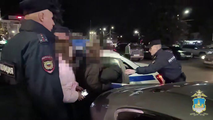 Десятки пьяных детей обнаружили в Костроме около универмага Десятки пьяных детей обнаружили в Костроме около универмага