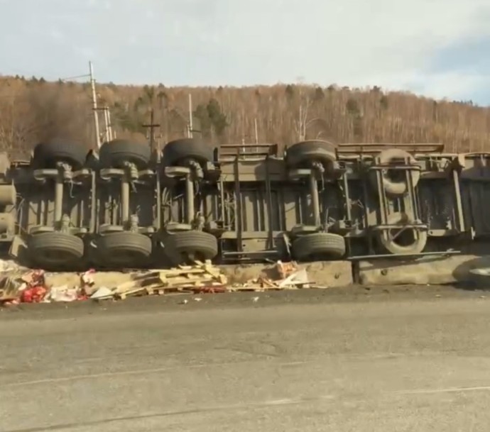 На трассе «Байкал» опрокинулась фура