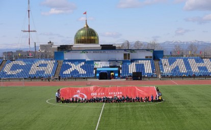 Юные футболисты Сахалина развернули Знамя Победы на стадионе "Спартак"