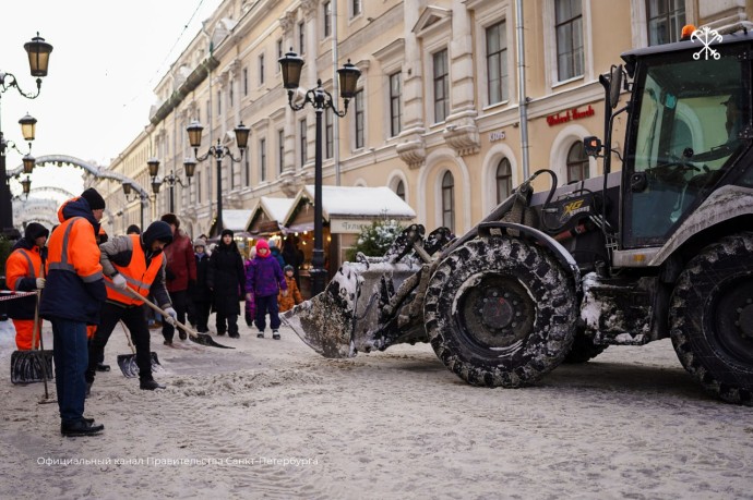 В Петербурге вывезли более 23 тысяч кубометров снега за сутки