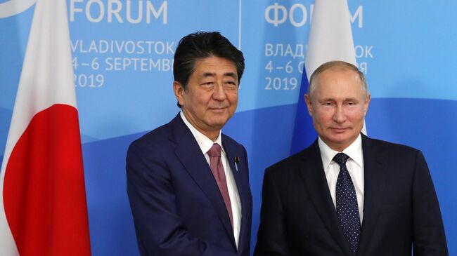Путин и Абэ хотели развивать отношения Москвы и Токио, заявили в Японии