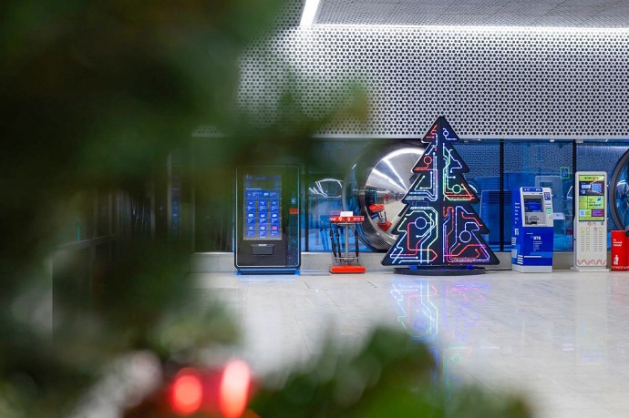 Фасады станций метро и зданий московского транспорта украсили к Новому году