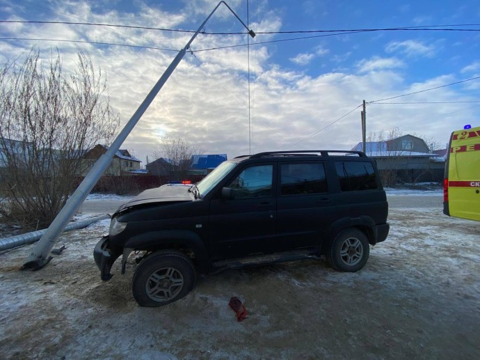 В Якутске мужчина погиб после наезда автомобиля на столб