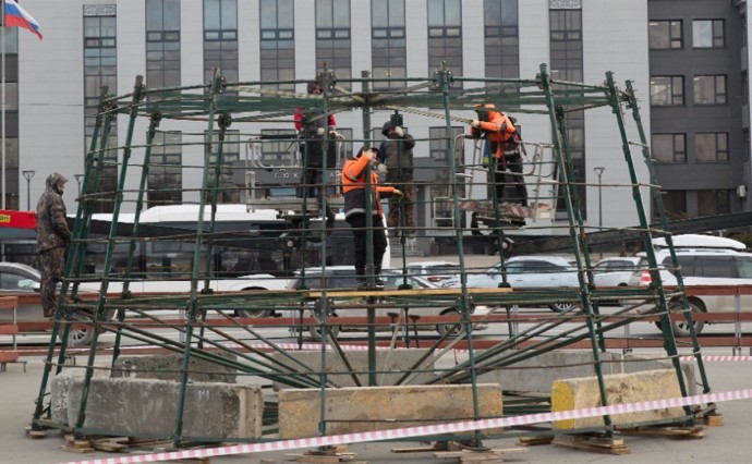 В Южно-Сахалинске установят три двадцатиметровые ёлки В Южно-Сахалинске установят три двадцатиметровые ёлки