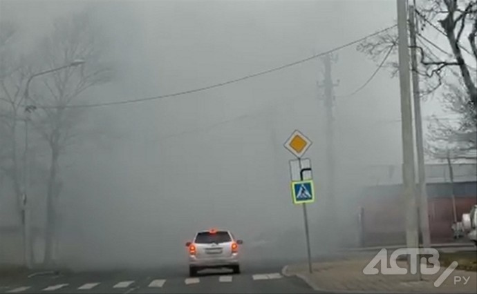 "Эвакуировали пять авто": в Южно-Сахалинске горит автосервис