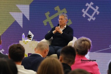 Глава Башкирии поблагодарил параолимпийцев и киберспортсменов за достижения