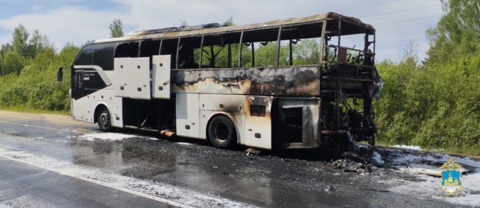 В Костромской области сгорел автобус, который вез детей в лагерь