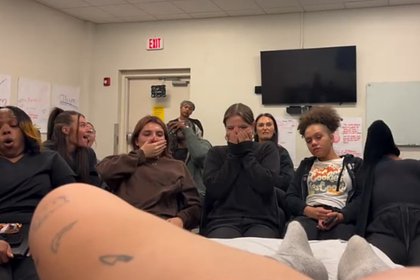 Студентка сделала эпиляцию зоны бикини при однокурсниках и поделилась впечатлениями Студентка сделала эпиляцию зоны бикини при однокурсниках и поделилась впечатлениями