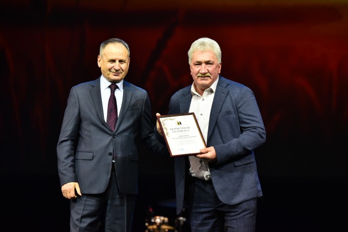 Михаил Евраев вручил награды работникам агропромышленного комплекса региона Михаил Евраев вручил награды работникам агропромышленного комплекса региона