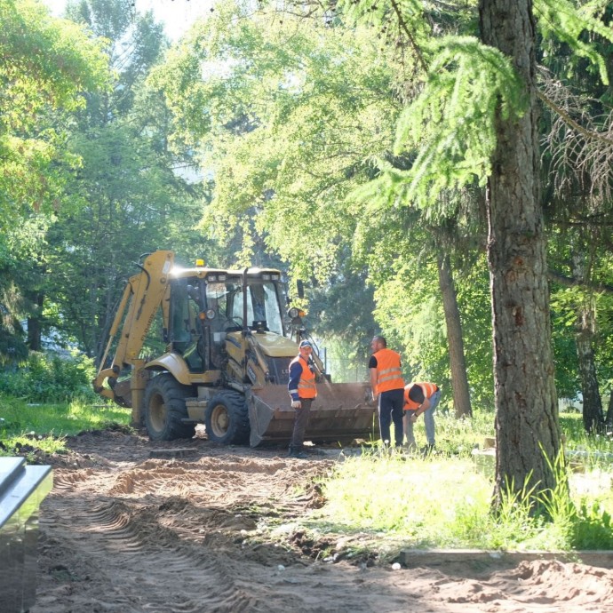 В Уфе в парке Ленина начали кронировать деревья