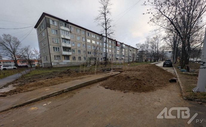 Забаррикадировали: третью неделю куча песка перегораживает выезд из одного из дворов в Южно-Сахалинске Забаррикадировали: третью неделю куча песка перегораживает выезд из одного из дворов в Южно-Сахалинске