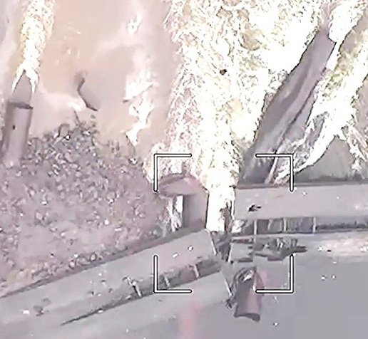 Необычайно точный удар реактивного снаряда "Торнадо-С" уничтожил "танковый" мост ВСУ Необычайно точный удар реактивного снаряда "Торнадо-С" уничтожил "танковый" мост ВСУ