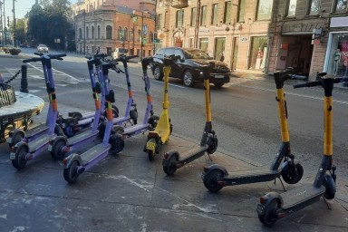 В Петербурге ограничили самокаты и отложили запрет на работу мигрантов курьерами