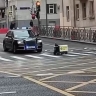 Робот-доставщик преградил путь кортежу с мигалками в Москве, это попало на видео