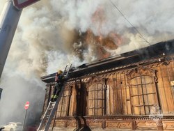 Четыре расчёта тушили деревянный дом в центре города