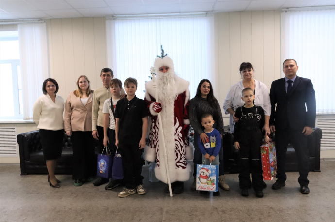 Александр Дронов исполнил новогодние мечты маленьких новгородцев Александр Дронов исполнил новогодние мечты маленьких новгородцев