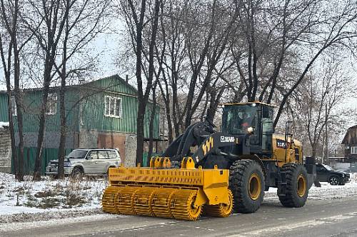 В Благовещенске очистили от снега и наледи почти половину дорог В Благовещенске очистили от снега и наледи почти половину дорог