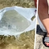 Туристка придумала гениальный способ не испачкать ноги песком на пляже