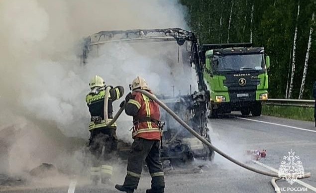 Под Тулой на дороге сгорел автобус