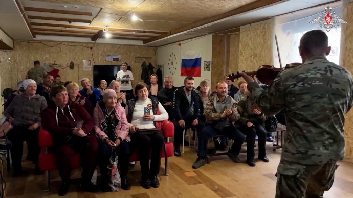 Артисты фронтовой творческой бригады группировки войск «Центр» провели концерт в честь 80-летия Победы для жителей Авдеевки в ДНР