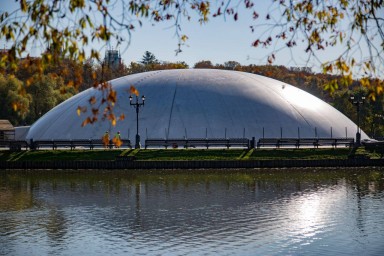 Светодинамический фонтан в парке музея-заповедника «Царицыно» накрыли куполом к зиме