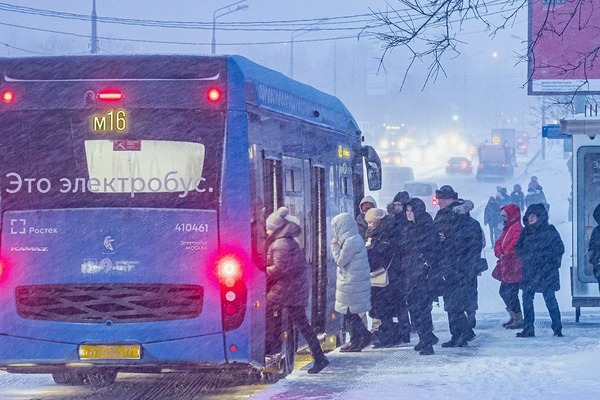 Жителям Москвы посоветовали пересесть на общественный транспорт из-за снегопада