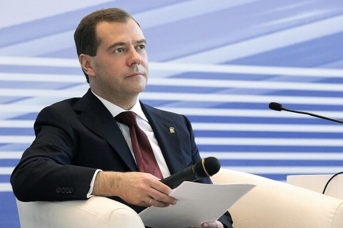"Серп и молот": Медведев неожиданно прокомментировал тарифную политику Трампа