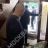 На юго-западе Москвы мужчина провалился в дыру в подъезде
