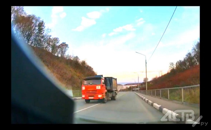 Из-за поворота на встречку: мусоровоз едва не спровоцировал ДТП в Холмске Из-за поворота на встречку: мусоровоз едва не спровоцировал ДТП в Холмске