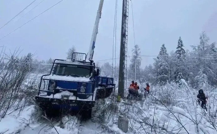 Апрельская непогода оставила без электричества СНТ и ДНП Ленобласти: более 100 бригад восстанавливают линии электропередач