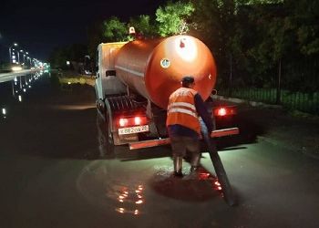 Улицы в Благовещенске продолжают освобождать от луж