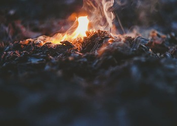 В доме на Зейской в Благовещенске загорелась лестница